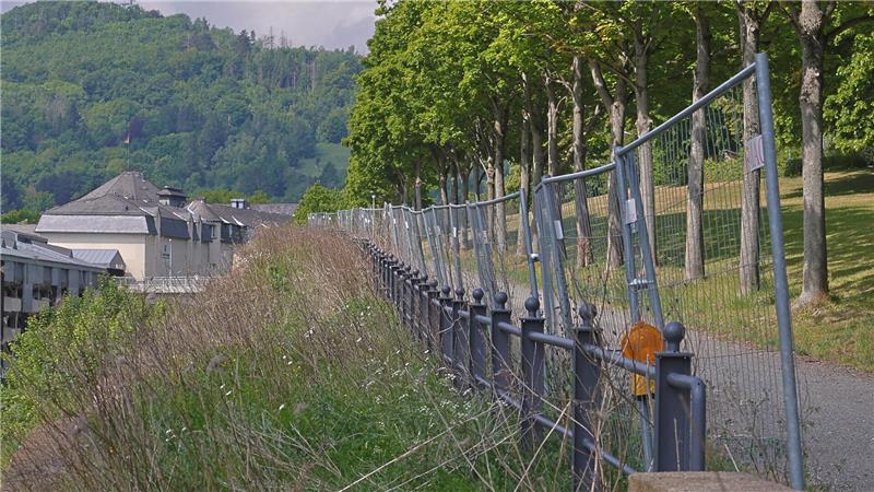 Der Bahn-Bauzaun bleibt noch einen Sommer in Goslar Der Bauzaun oberhalb der sanierten Bahnmauer bleibt auch noch diesen Sommer stehen.