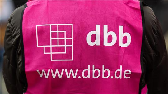 Der Beamtenbund und Tarifrunion (dbb) fordert sieben Prozent mehr Einkommen, mindestens aber 300 Euro mehr. (Archivbild)