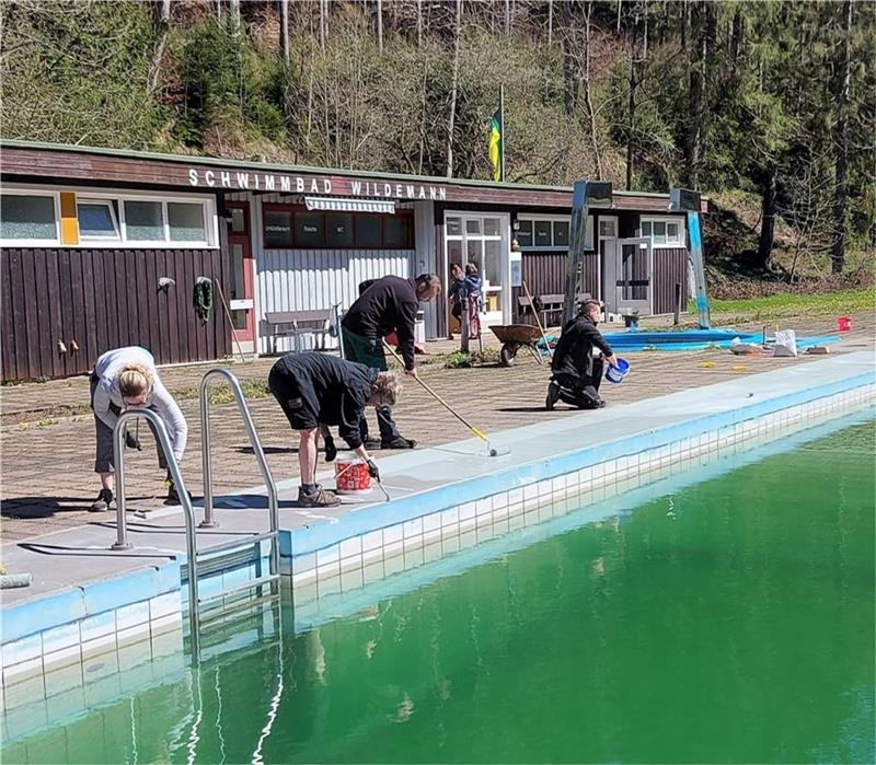 Der Beckenrand wird gestrichen und der Außenbereich für die Besucher vorbereitet.