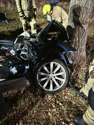 Zwei Männer krachen bei Klein Döhren gegen Baum: Alkohol im Spiel Feuerwehrkräfte an Einsatzstelle.