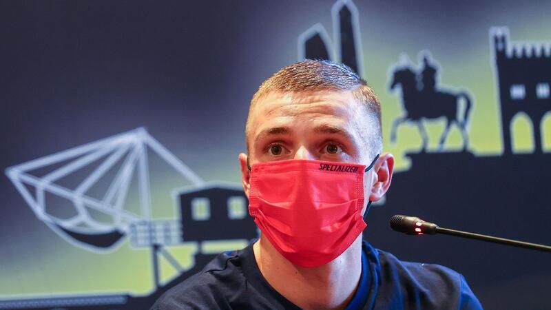 Der Belgier Remco Evenepoel saß bei der Pressekonferenz mit einer Maske.
