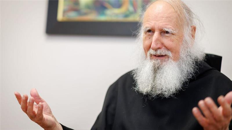 Der Benediktinermönch Anselm Grün wird 80 Jahre alt. Bekannt geworden ist er vor allem durch seine Bücher und Medienauftritte. Derzeit arbeitet er an einem Buch über Hoffnung. 