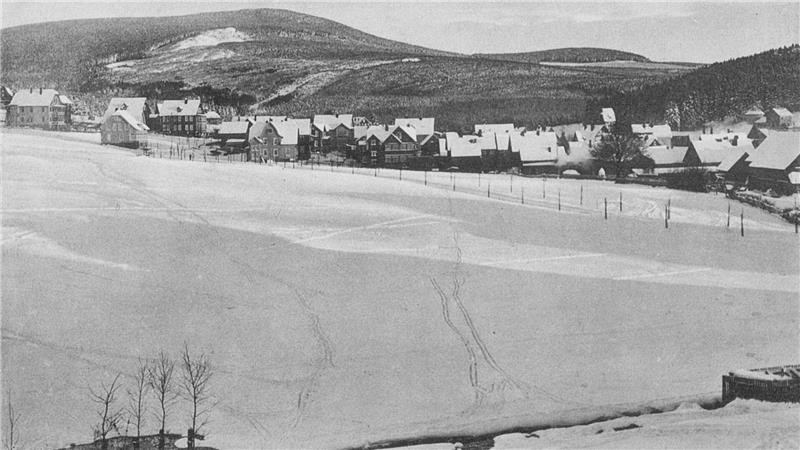Seit wann wird an der Skiwiese am Rathaus Wintersport betrieben? Der Bereich an der heutigen Skiwiese am Rathaus hieß früher Raume und ist, wie die Spuren im Schnee dieser Postkarte aus dem Januar 1923 zeigen, schon damals von Skifahrern genutzt worden.