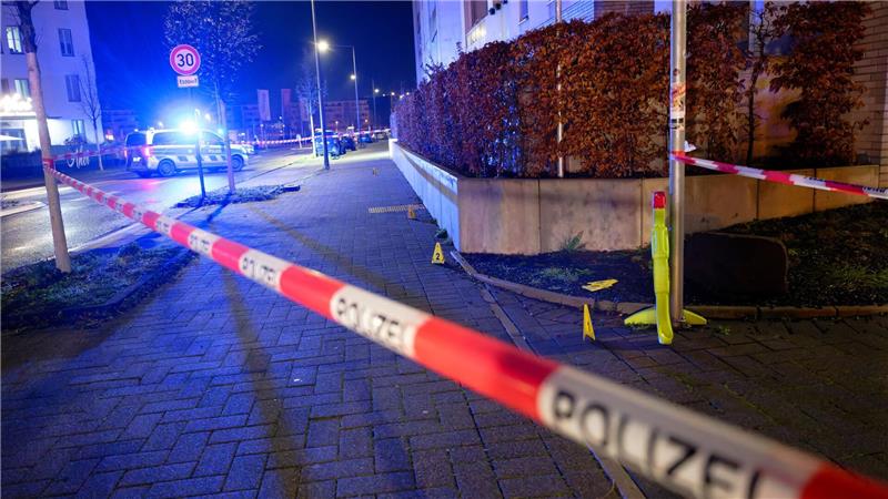 Zwei Männer in Köln angeschossen und schwer verletzt Der Bereich rund um den Tatort wurde abgesperrt.