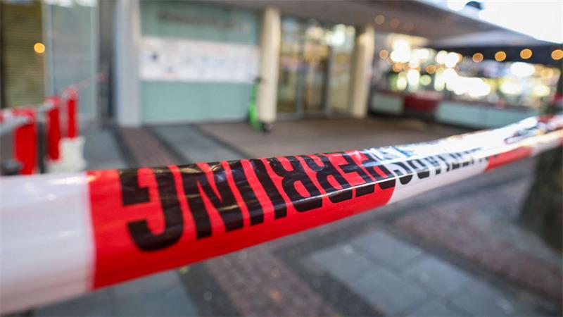 Maskierte befreien Häftling aus Arztpraxis Der Bereich rund um die Arztpraxis war auch nach mehreren Stunden noch abgesperrt.