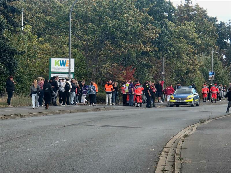 Der Bereich um das Schulgebäude wurde abgesperrt und die Goldene Aue wurde evaku...