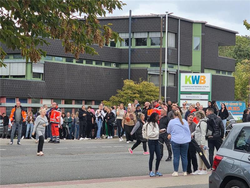 Der Bereich um das Schulgebäude wurde abgesperrt und die Goldene Aue wurde evaku...