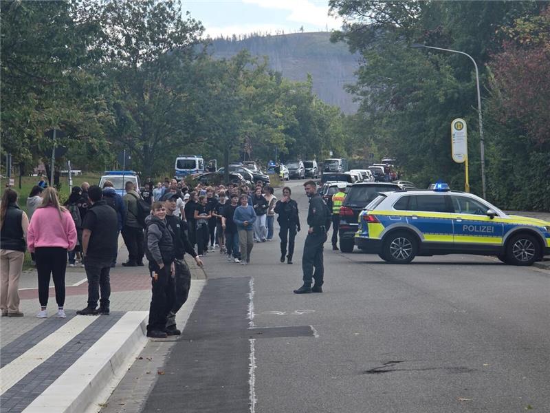 Der Bereich um das Schulgebäude wurde abgesperrt und die Goldene Aue wurde evaku...