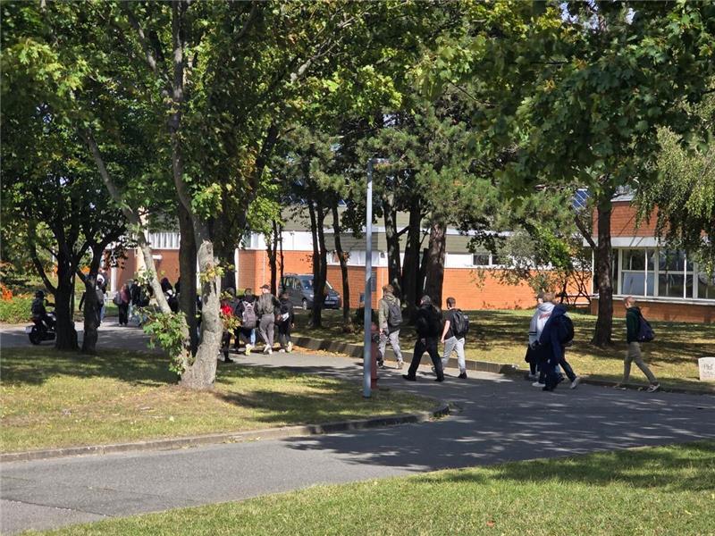 Der Bereich um das Schulgebäude wurde abgesperrt und die Goldene Aue wurde evaku...