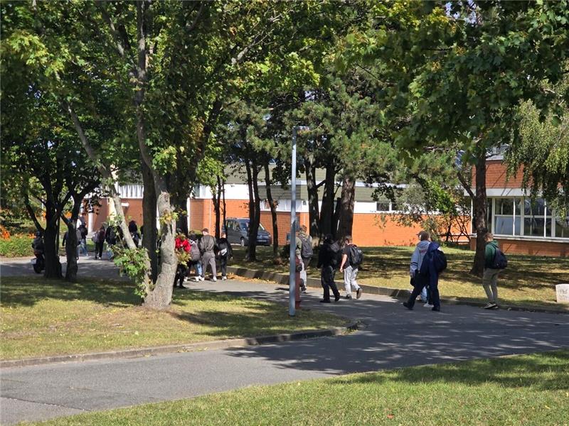 Der Bereich um das Schulgebäude wurde abgesperrt und die Goldene Aue wurde evaku...