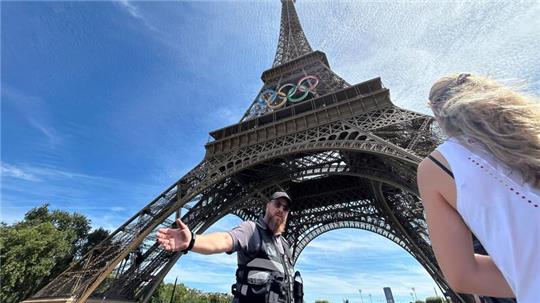 Der Bereich um den Pariser Eiffelturm wurde wegen eines Fassadenkletterers nach Angaben der Nachrichtenagentur AP kurzzeitig abgeriegelt.