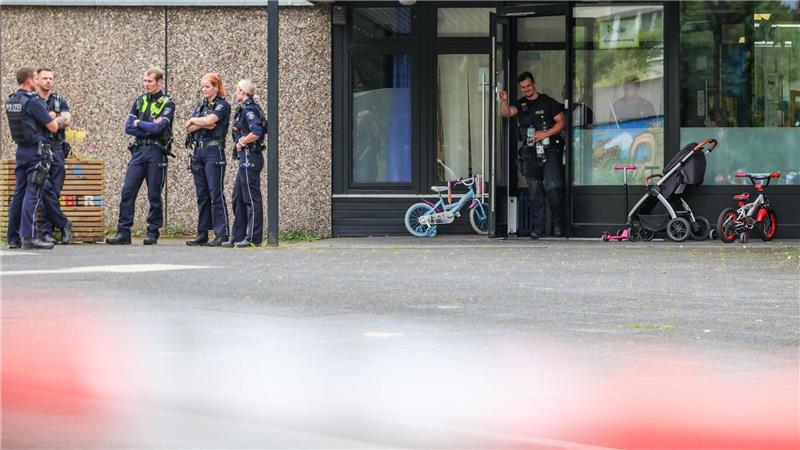 Polizei schießt bei Düsseldorf auf Bewaffneten Der Bereich um den Tatort wurde weiträumig abgesperrt.