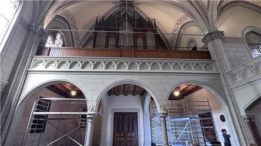 Der Bereich unter der Orgel wird in den kommenden Tagen fertig. Zu erkennen sind die aufgemalten Quader.