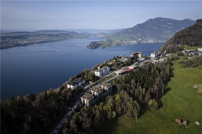 Der Berg Bürgenstock mit dem Bürgenstock Resort über dem Vierwaldstättersee.