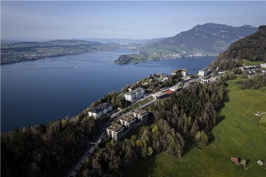 Der Berg Bürgenstock mit dem Bürgenstock Resort über dem Vierwaldstättersee.