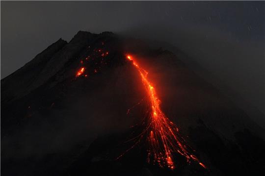 Der Berg Merapi spuckt Lava.