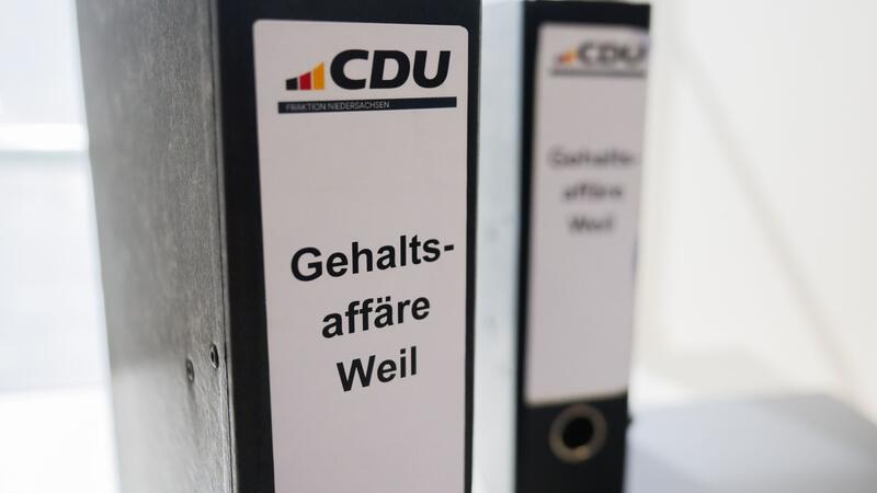 Der Berg an Akten soll weiter wachsen: Aus Sicht der CDU fehlen nach wie vor wichtige Unterlagen zur Höherbezahlung einer engen Mitarbeiterin des Ministerpräsidenten. (Archivbild)
