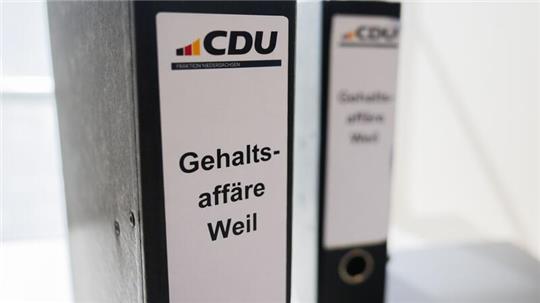 Der Berg an Akten soll weiter wachsen: Aus Sicht der CDU fehlen nach wie vor wichtige Unterlagen zur Höherbezahlung einer engen Mitarbeiterin des Ministerpräsidenten. (Archivbild)