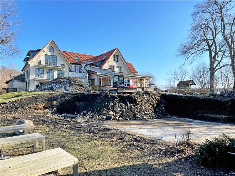 Auf dem Burgberg wird eine Ruine ausgegraben Der Berg ist weg, die Bodenplatte des alten Restaurants ist zu sehen. Sie dient als Fundament für den neuen Kiosk, der ebenfalls wieder unter einem Erdhügel verschwinden wird – wobei die Fassade nach vorn und zur (aus dieser Perspektive gesehen) linken Seite natürlich frei bleibt. Fotos: Privat/GZ-Archiv