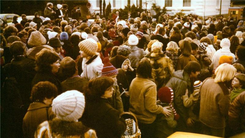 Dichte Menschentrauben in den 70er-Jahren, um den Bergbahn-Nikolaus herum.