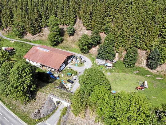 Der Bergbauernhof in Wildemann: In den vergangenen Tagen sind von dort Rinder abgeholt worden, die schlecht ernährt und schlecht gepflegt sein sollen.  Foto: Neuendorf