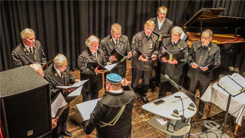 Der Bergschulchor singt traditionelle Bergmannslieder.
