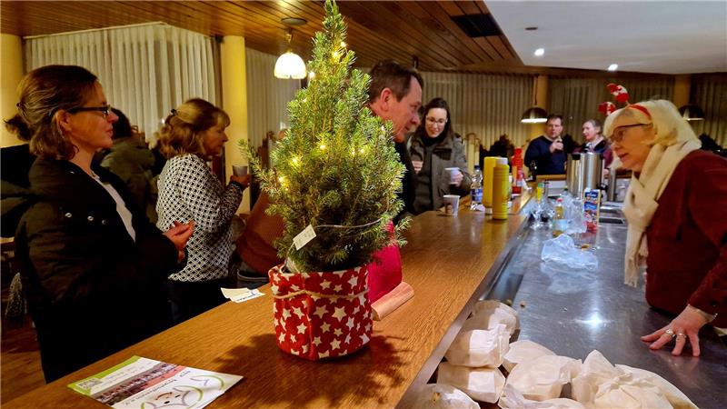 Der Bergstadtverein in St. Andreasberg bietet Speisen und Getränke zur Kinovorführung im Kurhaus an.