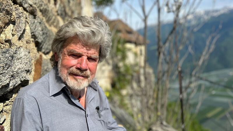 Die Bergsteiger-Legende wird 80 Der Bergsteiger Reinhold Messner sitzt an seinem Schloss Juval auf einer Bank.