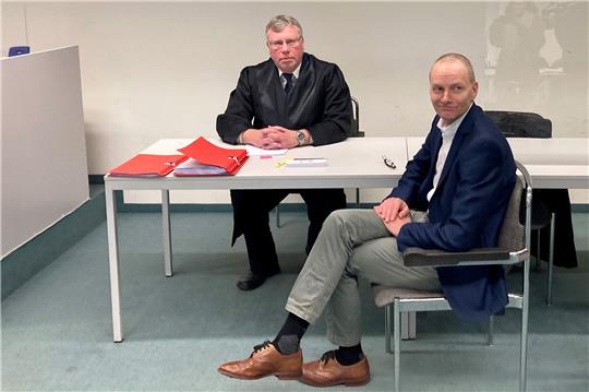 Der Berliner AfD-Politiker Kai Borrmann (vorne r.) mit seinem Anwalt Uwe Wolfgang Kasper.