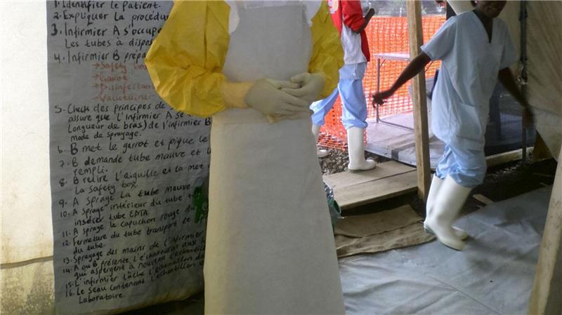 Der Berliner Arzt Maximilian Gertler bei einem Ebola-Einsatz für Ärzte ohne Grenzen (Handout)