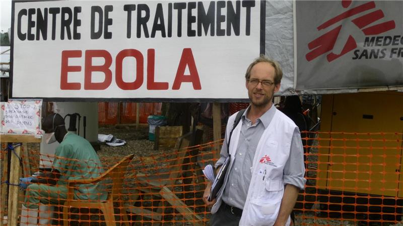 Ebola: Wettlauf gegen die Zeit - Kapazitäten problematisch Der Berliner Arzt Maximilian Gertler war für Ärzte ohne Grenzen schon mehrfach im Ebola Einsatz (Handout)