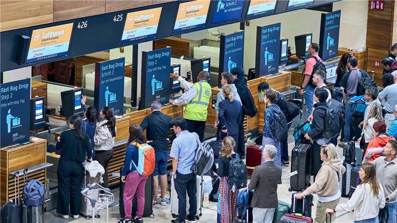 Der Berliner Flughafen ist weiterhin von einem Cyberangriff auf einen IT-Dienstleister betroffen. 