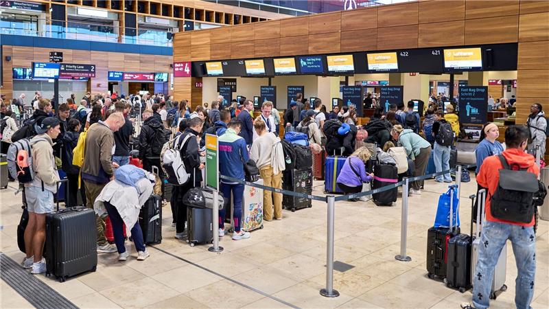 Der Berliner Flughafen wartet weiter auf die Wiederherstellung der Computertechnik zur Passagierabfertigung.