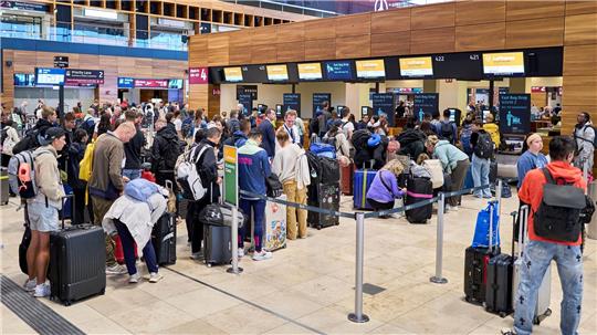 Der Berliner Flughafen wartet weiter auf die Wiederherstellung der Computertechnik zur Passagierabfertigung.