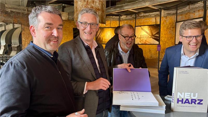 Der Berliner Fotograf Lars Wiedemann (l.) und der aus Buntenbock stammende Finanzexperte Christian Hille (2. v. l.) stellen am vergangenen Wochenende im Rammelsberg in Goslar ihr Buch "Neu Harz" vor und signieren einige Ausgaben.