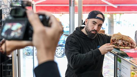 Der Berliner Youtuber Can F. Kennedy testet alle Dönerläden an U-Bahnhöfen.