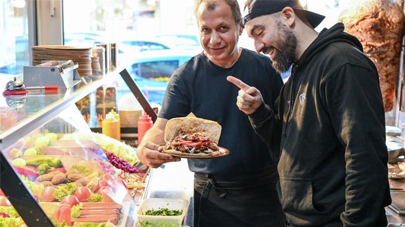 Drehort Drehspieß: Influencer testet Berliner U-Bahn-Döner Der Berliner Youtuber Can F. Kennedy testet alle Dönerläden an U-Bahnhöfen.