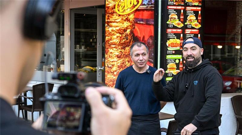 Drehort Drehspieß: Influencer testet Berliner U-Bahn-Döner Der Berliner Youtuber Can F. Kennedy testet alle Dönerläden an U-Bahnhöfen.