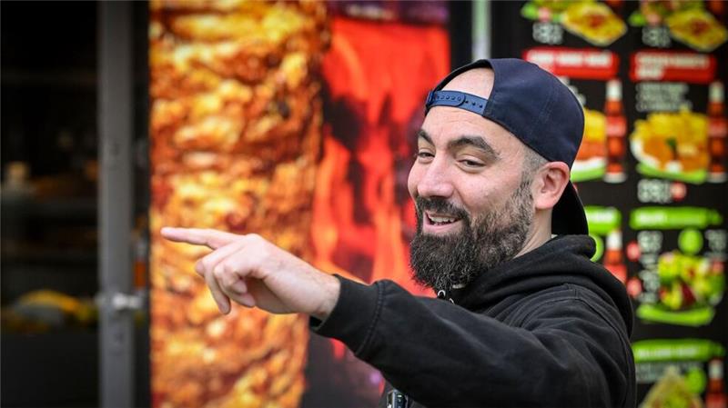 Drehort Drehspieß: Influencer testet Berliner U-Bahn-Döner Der Berliner Youtuber Can F. Kennedy testet alle Dönerläden an U-Bahnhöfen.