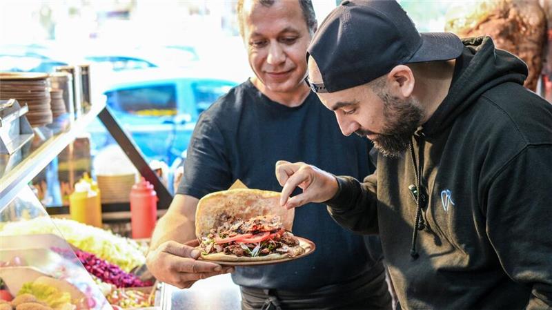Drehort Drehspieß: Influencer testet Berliner U-Bahn-Döner Der Berliner Youtuber Can F. Kennedy testet alle Dönerläden an U-Bahnhöfen.