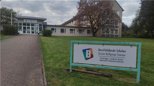 Der Berufsschulstandort Seesen, der für die Ausbildung von Zweiradmechanikern bekannt ist, soll erhalten bleiben. Das hat der Kreistag in Goslar beschlossen. Für das Gebäude soll allerdings ein Interessent gefunden werden.