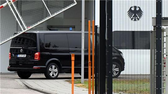 Der Beschuldigte wurde zum Ermittlungsrichter des BGH nach Karlsruhe gebracht.