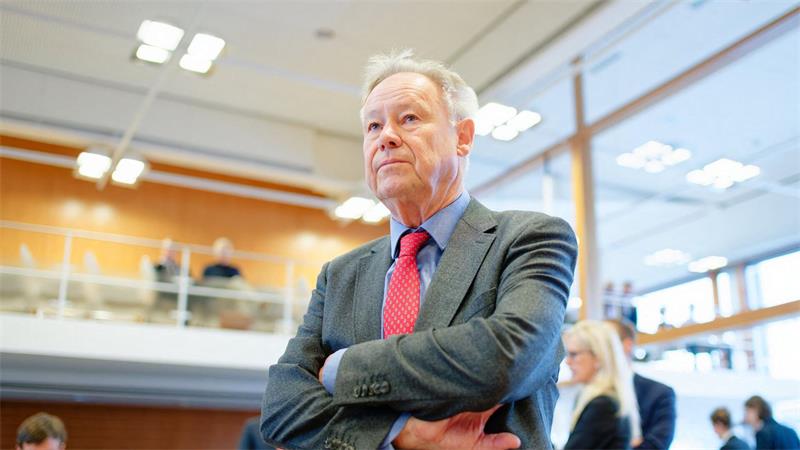 Der Beschwerdeführer sieht sich verfassungswidrig benachteiligt. 