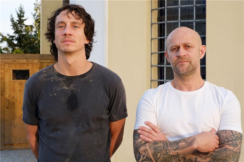 Neue Krimireihe „Broll + Baroni” mit Jürgen Vogel Der Bestatter Max Broll (Laurence Rupp, l.) und sein Freund Kai Baroni (Jürgen Vogel, r.).