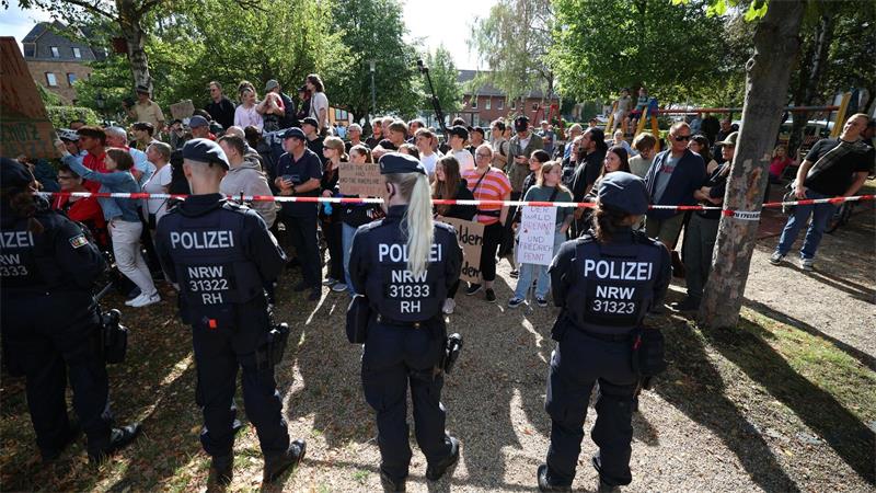 Der Besuch des Bundeskanzlers in Hürtgenwald wurde von Protesten begleitet. 