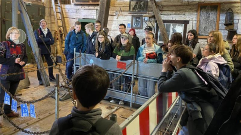 Eine Gruppe von Jugendlichen steht in einem ehemaligen Bergwerk .