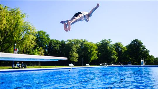 Der Besuch im Freibad könnte für viele teurer werden. (Archivbild) 
