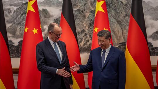 Der Besuch in China ist für Merz ebenso wichtig wie heikel.