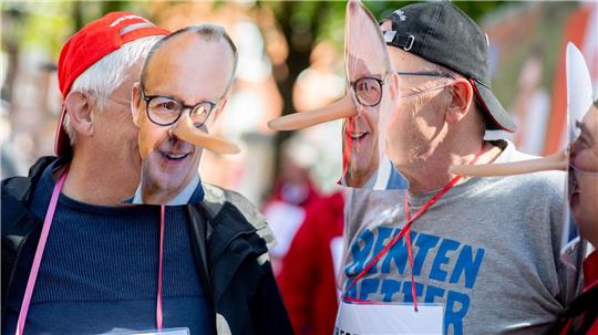 Der Besuch von Bundeskanzler Friedrich Merz (CDU) bei der 14. Nationalen Maritimen Konferenz in Emden bot Anlass für Demonstrationen.
