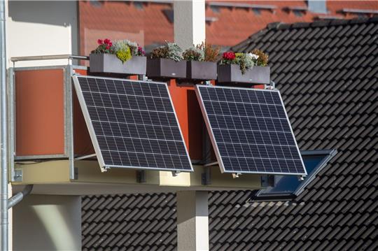 Der Betrieb von Balkonkraftwerken soll einfacher werden.